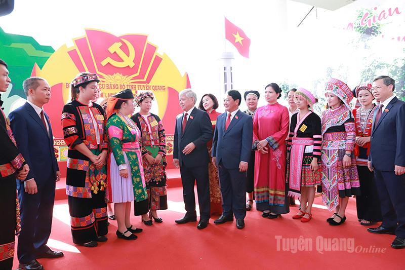 Các đồng chí lãnh đạo Đảng, Nhà nước nói chuyện với lãnh đạo, cán bộ, đảng viên trước giờ khai mạc.