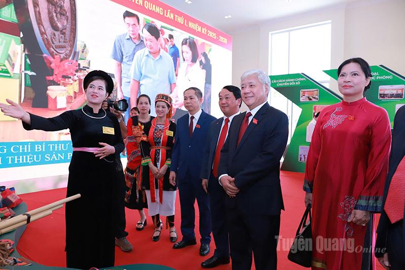 Các đồng chí lãnh đạo Đảng, Nhà nước tham quan khu trưng bày tại sảnh Trung tâm Hội nghị tỉnh.