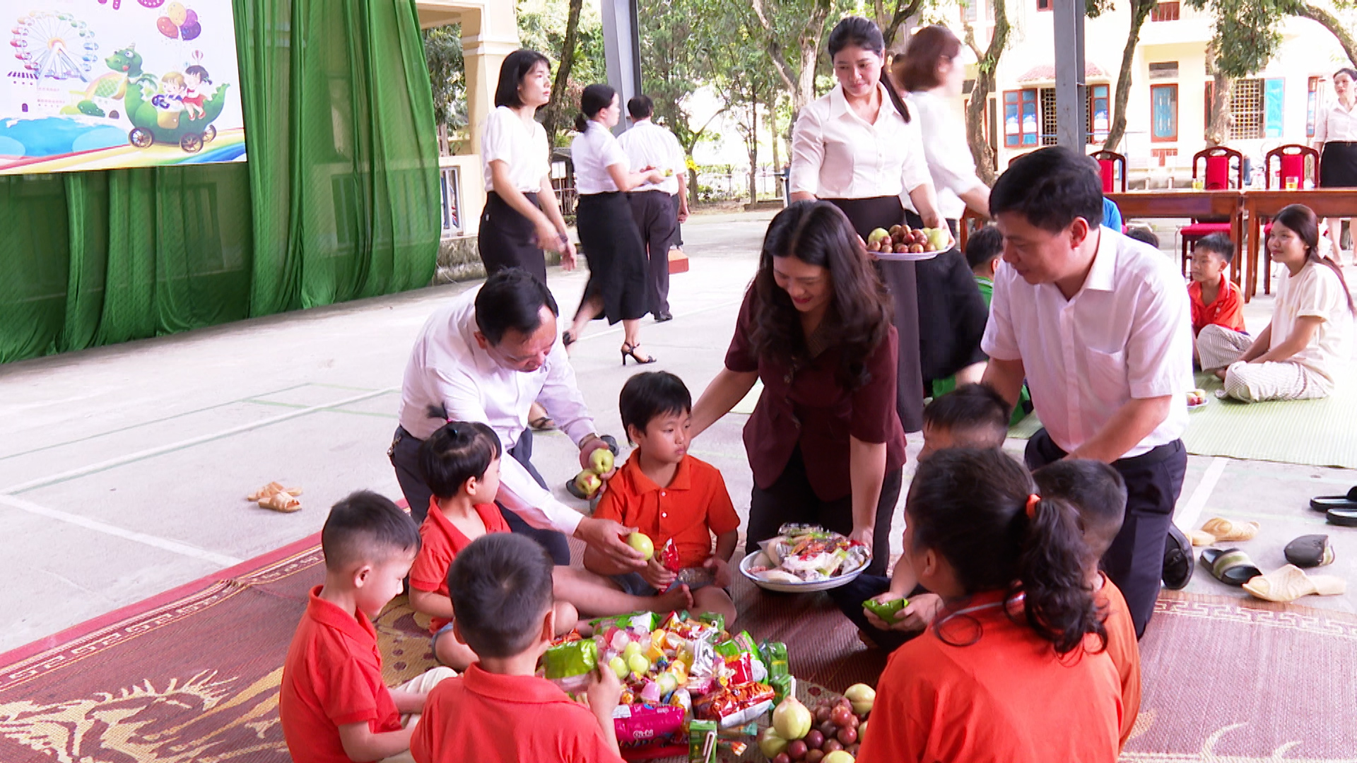 Các đồng chí lãnh đạo phát quà cho các cháu