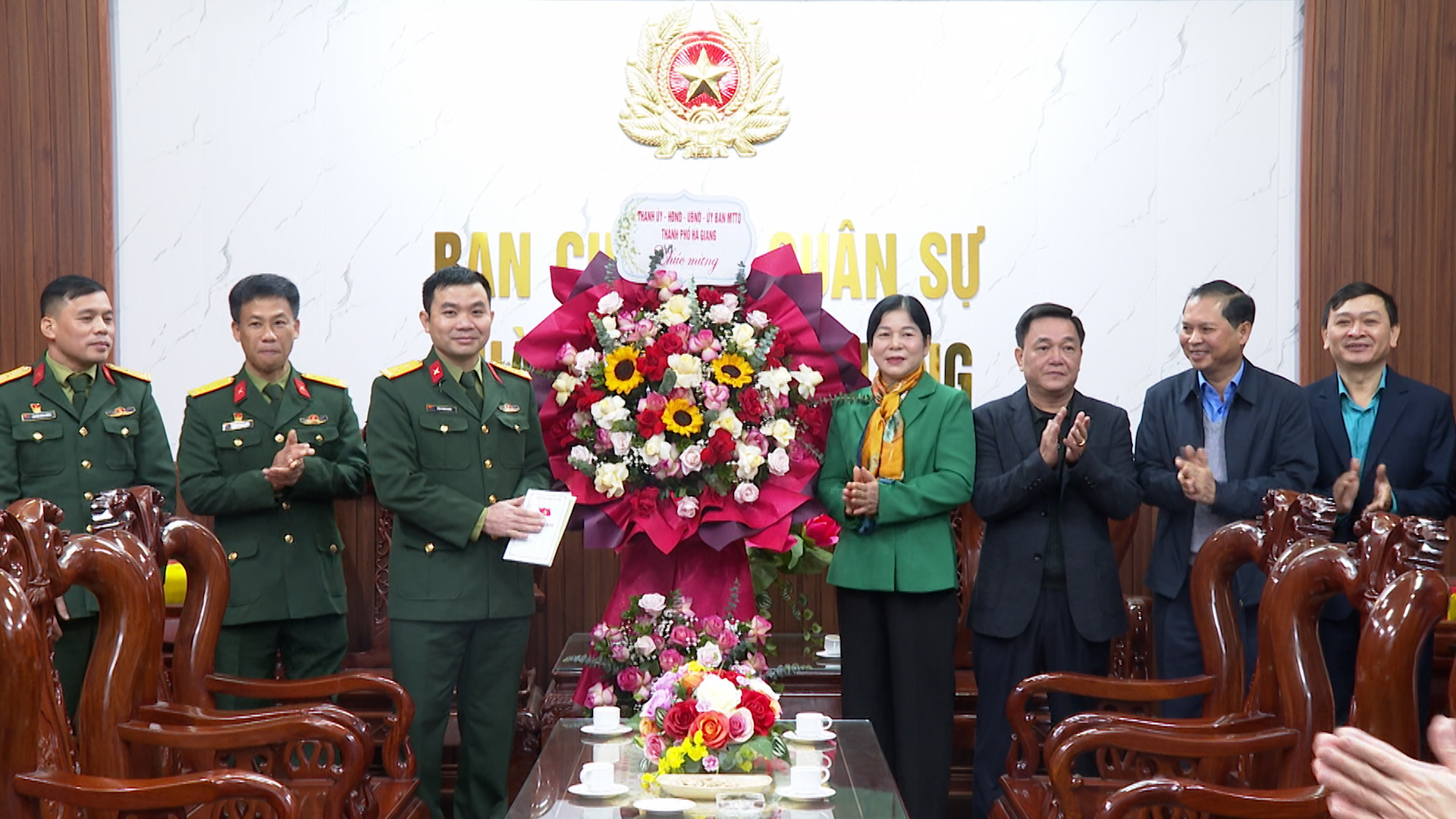 Các đồng chí lãnh đạo Thành ủy HĐND UBND thành phố tặng lẵng hoa chúc mừng Ban chỉ huy Quân sự thành phố