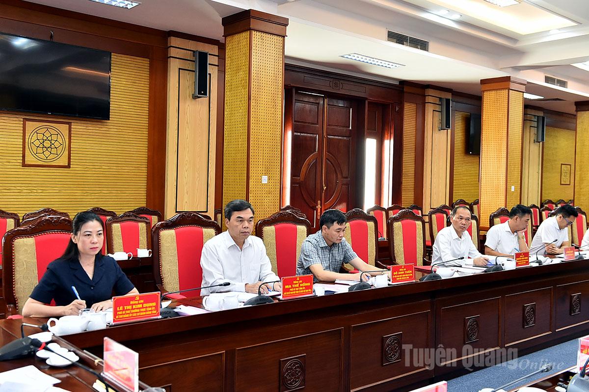 Các đồng chí Thường trực Tỉnh ủy và đại biểu dự buổi làm việc.