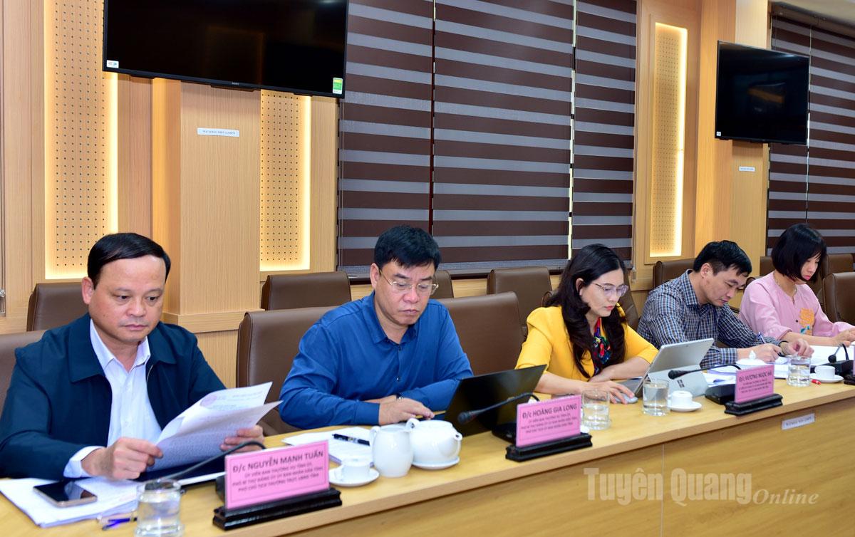 Các đồng chí Thường trực và Uỷ viên Ban Thường vụ Đảng uỷ UBND tỉnh dự họp.