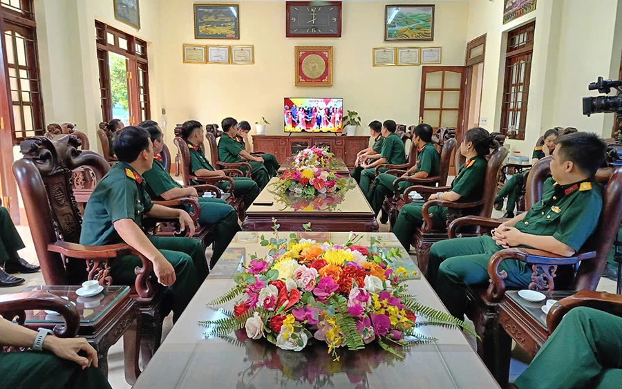 Cán bộ chiến sỹ Trung đoàn 877, Bộ Chỉ huy Quân sự tỉnh theo dõi Đại hội Đảng bộ tỉnh. Ảnh: Lê Hải