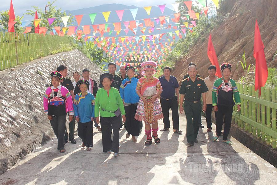 Cán bộ, chiến sỹ và nhân dân xã Bản Máy tới nhà văn hoá thôn Bản Máy theo dõi đại hội. Ảnh: Nguyễn Yếm