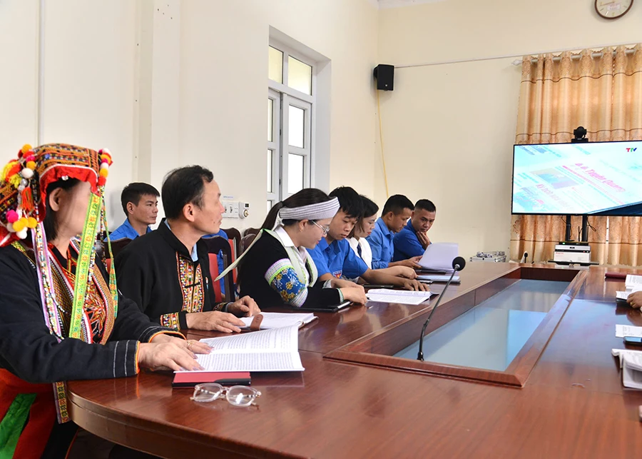 Cán bộ, đảng viên xã Hùng Lợi chuẩn bị theo dõi Đại hội qua Báo và phát thanh, truyền hình Tuyên Quang. Ảnh: Thuỳ Lê