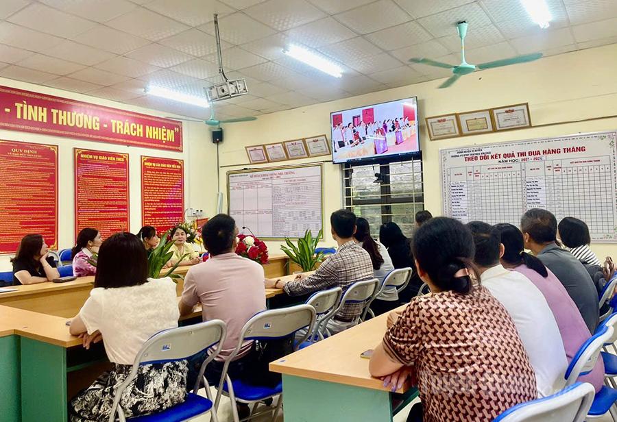 Cán bộ, giáo viên trường PTDT bán trú Tiểu học và THCS Xín Chải, xã Lao Chải theo dõi Đại hội. Ảnh: Khánh Huyền