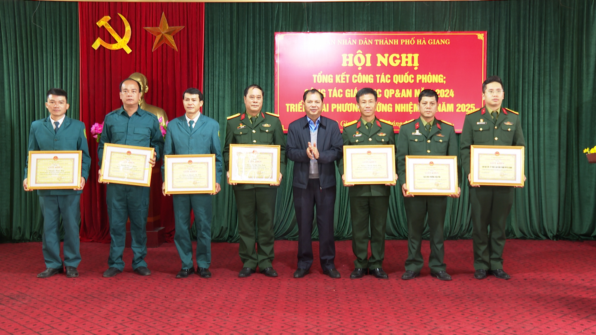 Chủ tịch UBND thành phố Nguyễn Danh Hùng tặng Giấy khen cho các tập thể, cá nhân