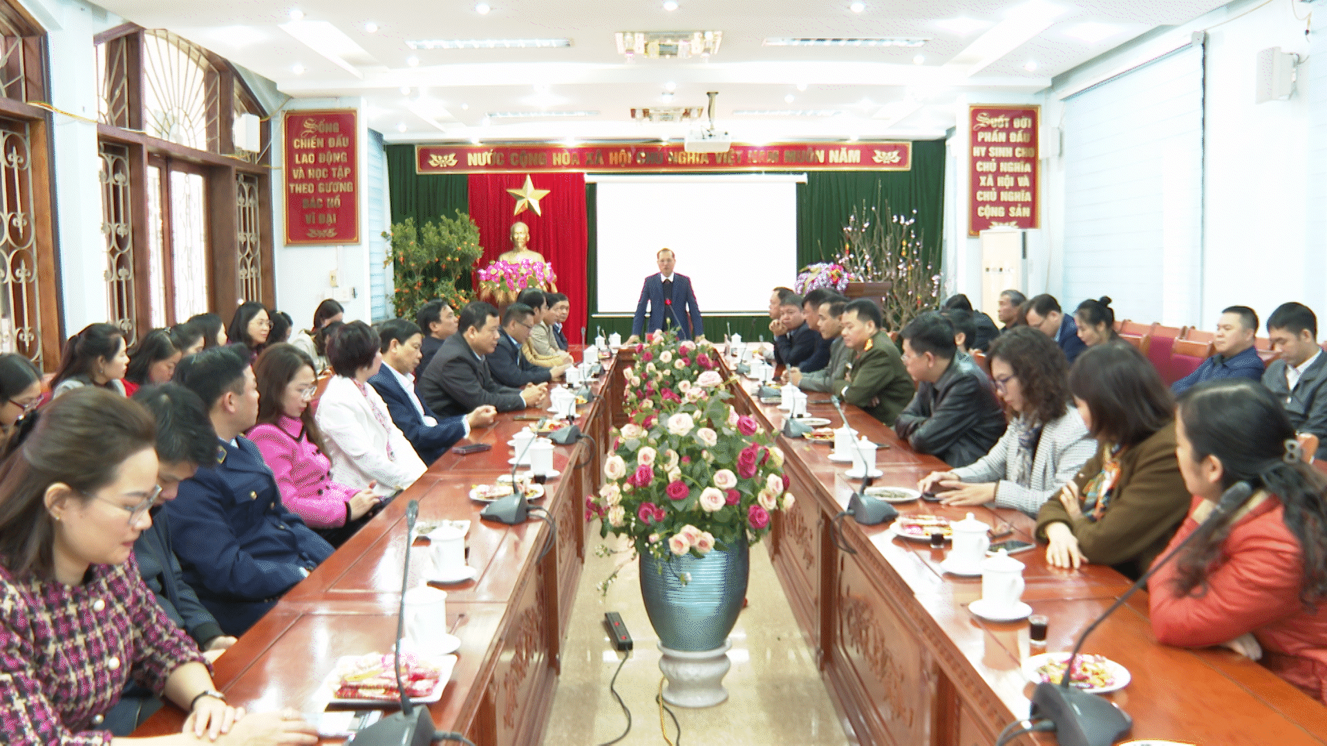 Chủ tịch UBND thành phố phát biểu