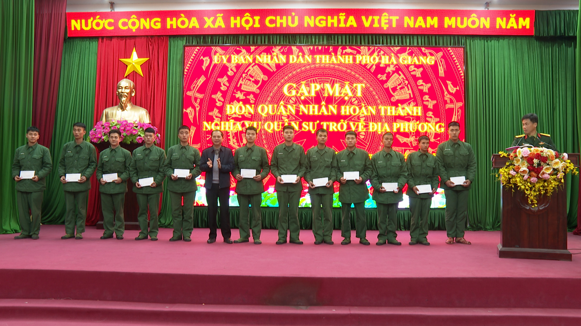 Chủ tịch UBND thành phố trao quà cho các quân nhân