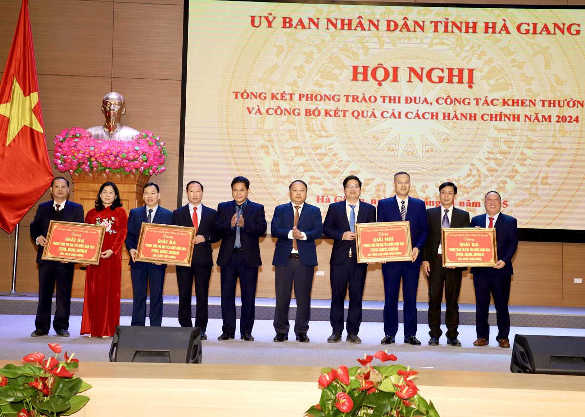 Chủ tịch UBND tỉnh Phan Huy Ngọc và Chủ tịch Ủy ban MTTQ tỉnh Vàng Seo Cón trao thưởng cho các huyện, thành phố đạt giải Nhì và giải Ba trong phong trào thi đua năm 2024