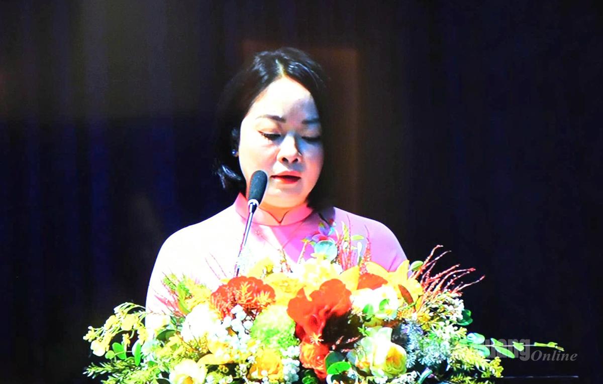 Cô giáo Nguyễn Thị Thu Hiền, Hiệu trưởng trường Mầm non Hương Sen, phường Nông Tiến phát biểu tại Chương trình Chào mừng Ngày chuyển đổi số quốc gia năm 2025.