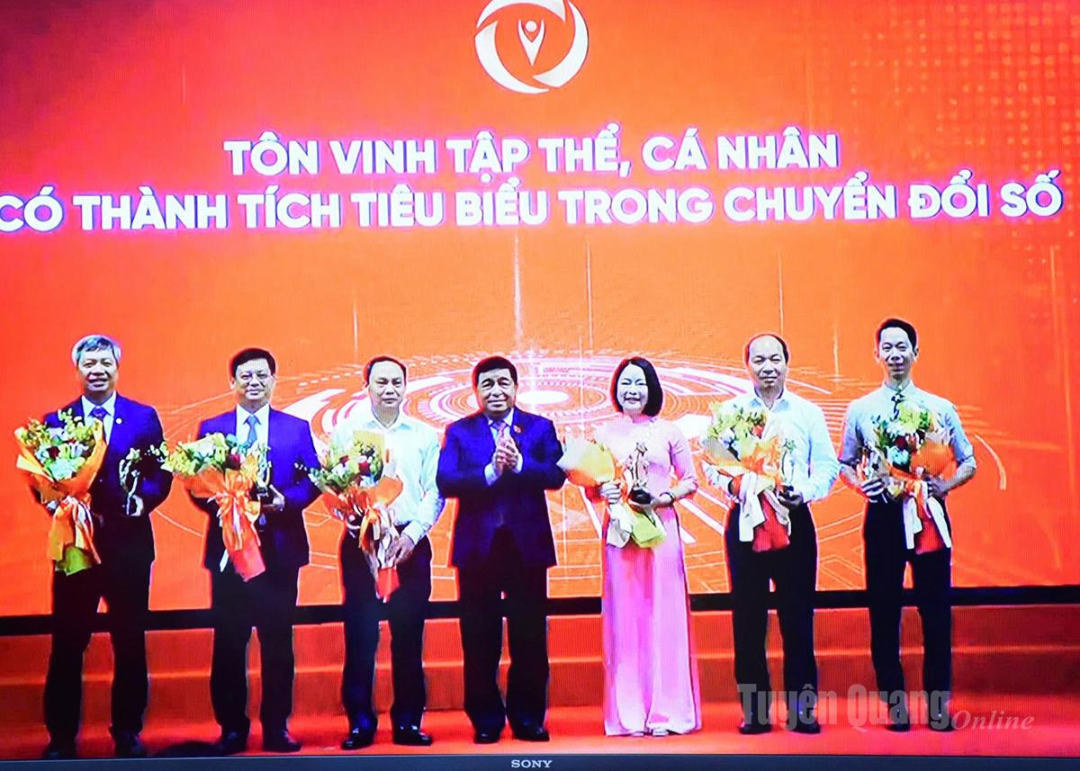 Cô giáo Nguyễn Thị Thu Hiền, Hiệu trưởng trường Mầm non Hương Sen, phường Nông Tiến là 1 trong 2 cá nhân có thành tích tiêu biểu trong chuyển đổi số được tôn vinh tại chương trình.