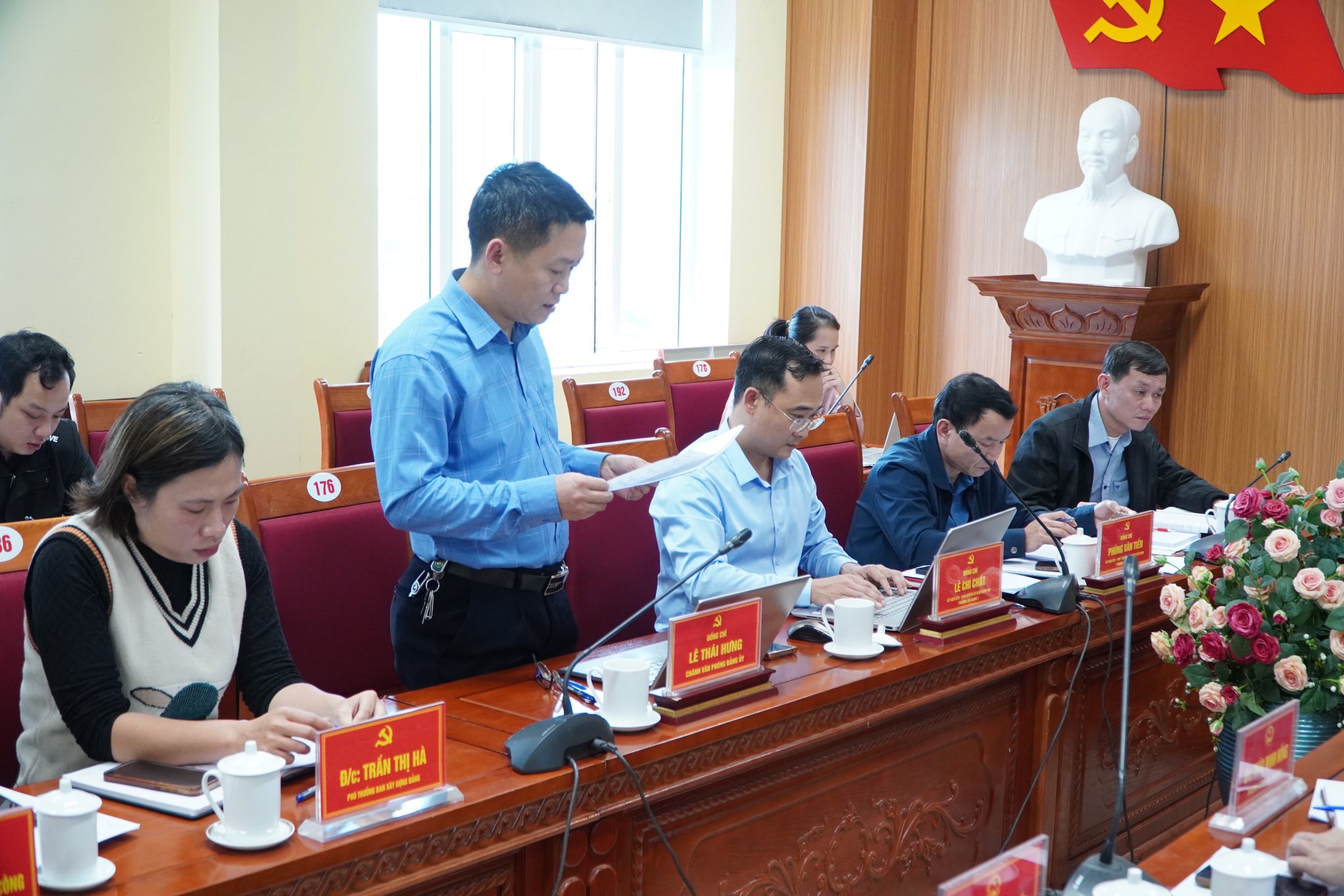 Có thể là hình ảnh về một hoặc nhiều người và văn bản