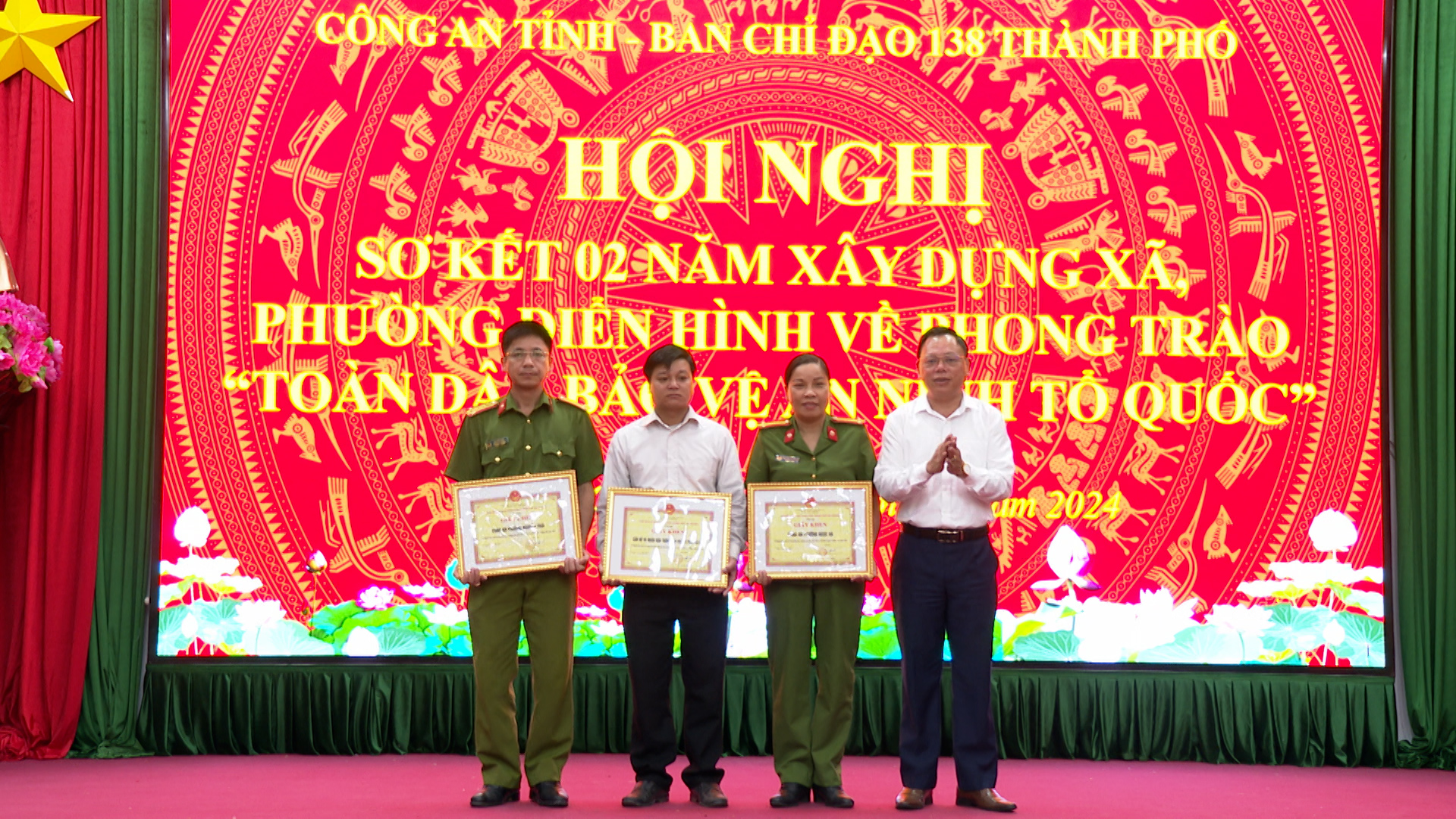 TANG GIAY KHEN CUA CT UBND THANH PHO CHO CA TAP THE