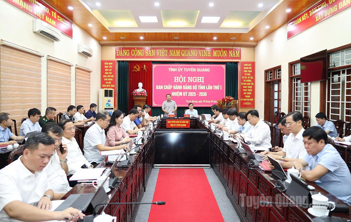 Đại biểu dự hội nghị tại tổ thảo luận số 2.