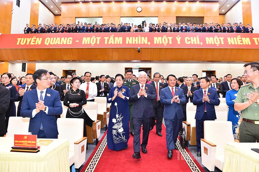 Đại biểu tiến vào hội trường.