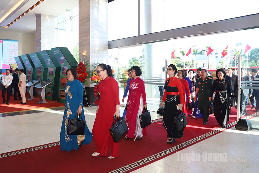 Đại biểu vào hội trường.