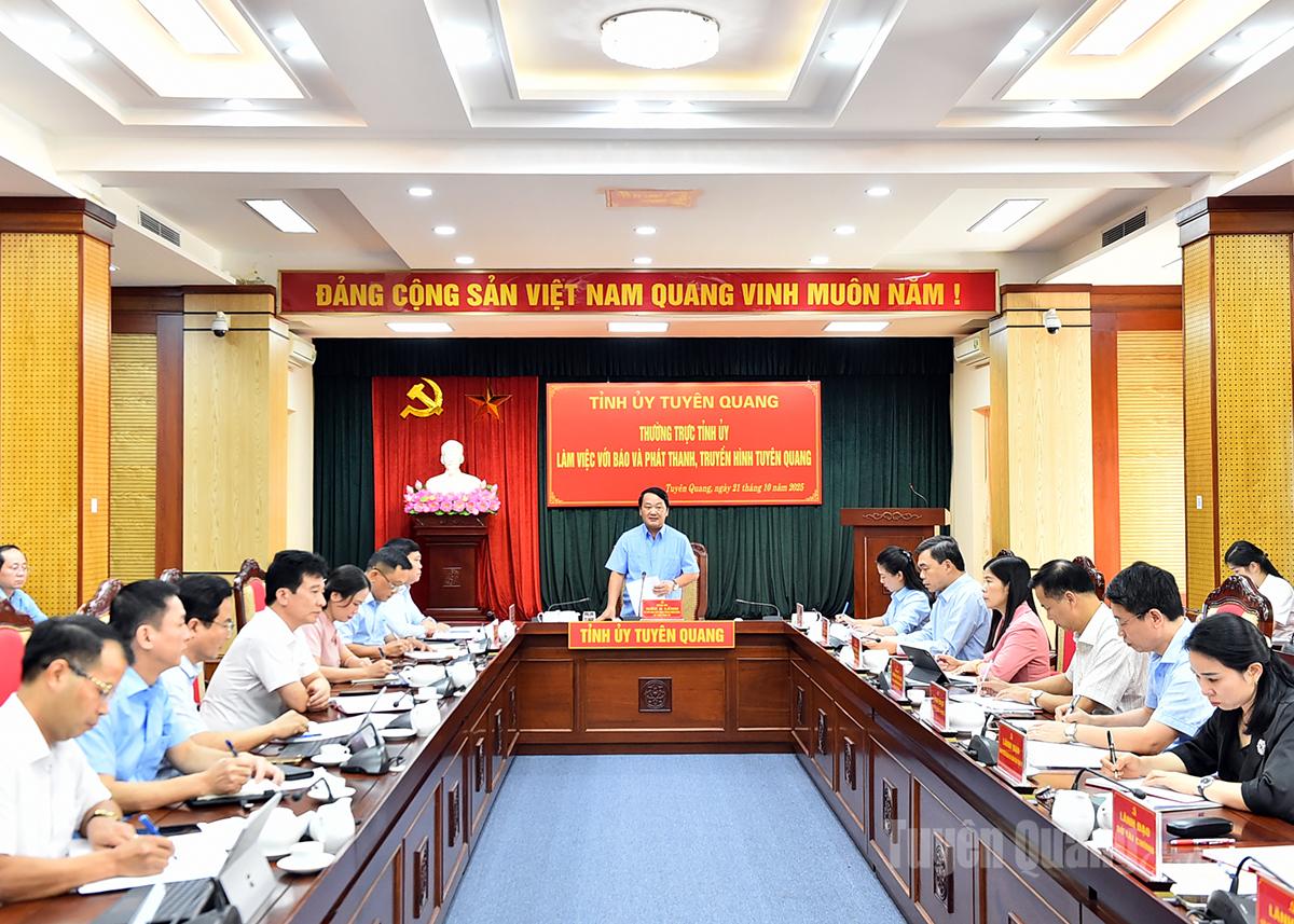 Đồng chí Bí thư Tỉnh ủy Hầu A Lềnh chủ trì buổi làm việc của Thường trực Tỉnh ủy với Báo và phát thanh, truyền hình Tuyên Quang.