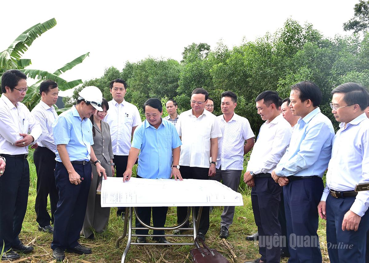 Đồng chí Bí thư Tỉnh uỷ Hầu A Lềnh cùng Đoàn công tác khảo sát thực địa tại Cụm công nghiệp An Hòa - Long Bình An trên địa bàn phường Bình Thuận.