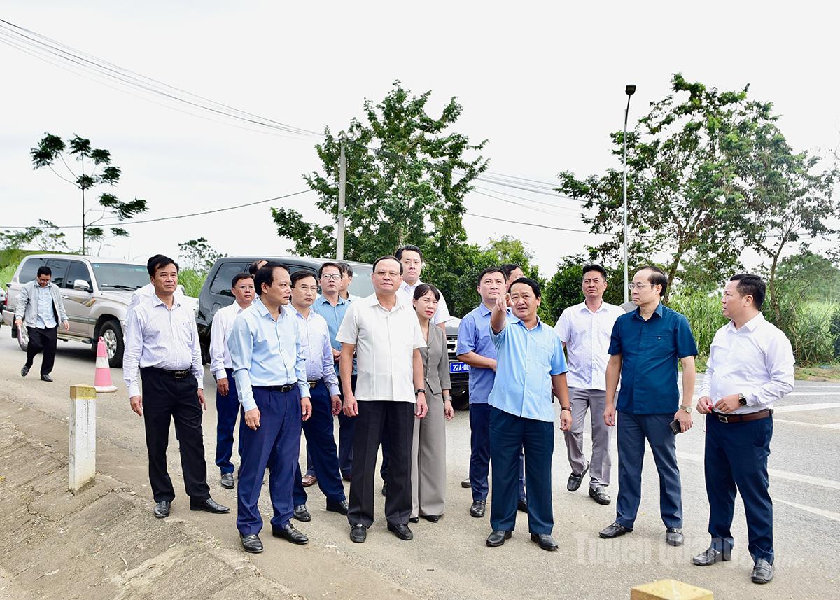 Đồng chí Bí thư Tỉnh uỷ Hầu A Lềnh cùng Đoàn công tác khảo sát thực địa tại khu vực nút giao địa phận xã Nhữ Khê nối với cao tốc Tuyên Quang- Phú Thọ.