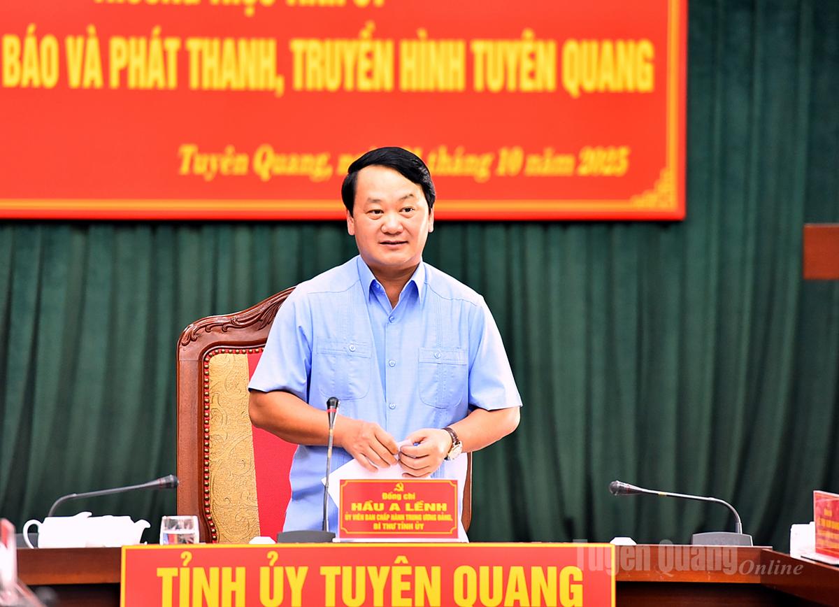 Đồng chí Bí thư Tỉnh ủy Hầu A Lềnh phát biểu kết luận tại buổi làm việc.