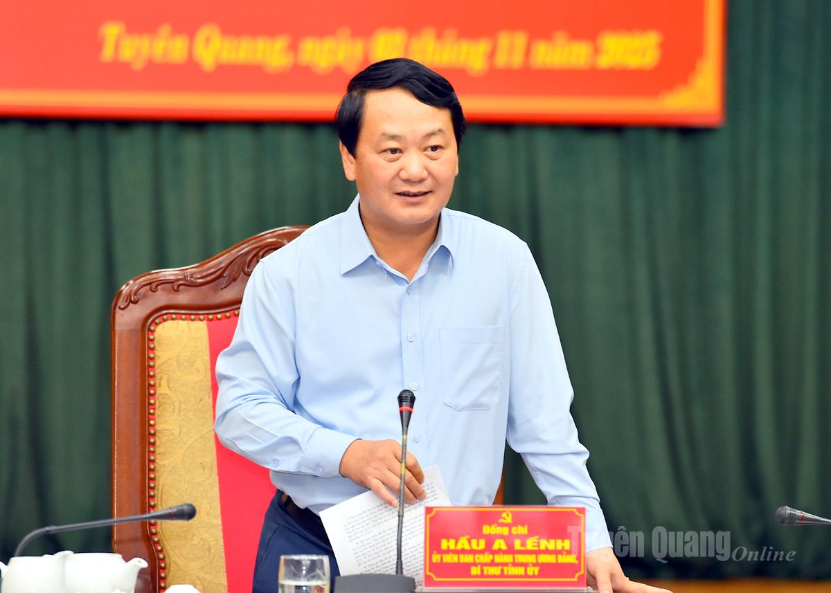 Đồng chí Bí thư Tỉnh ủy Hầu A Lềnh phát biểu kết luận tại buổi làm việc.