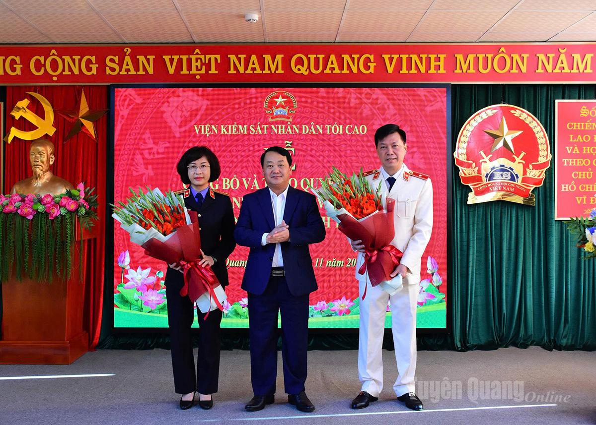 Đồng chí Bí thư Tỉnh uỷ Hầu A Lềnh tặng hoa chúc mừng tân Viện trưởng Viện Kiểm sát nhân dân tỉnh Tuyên Quang và tỉnh Thái Nguyên.