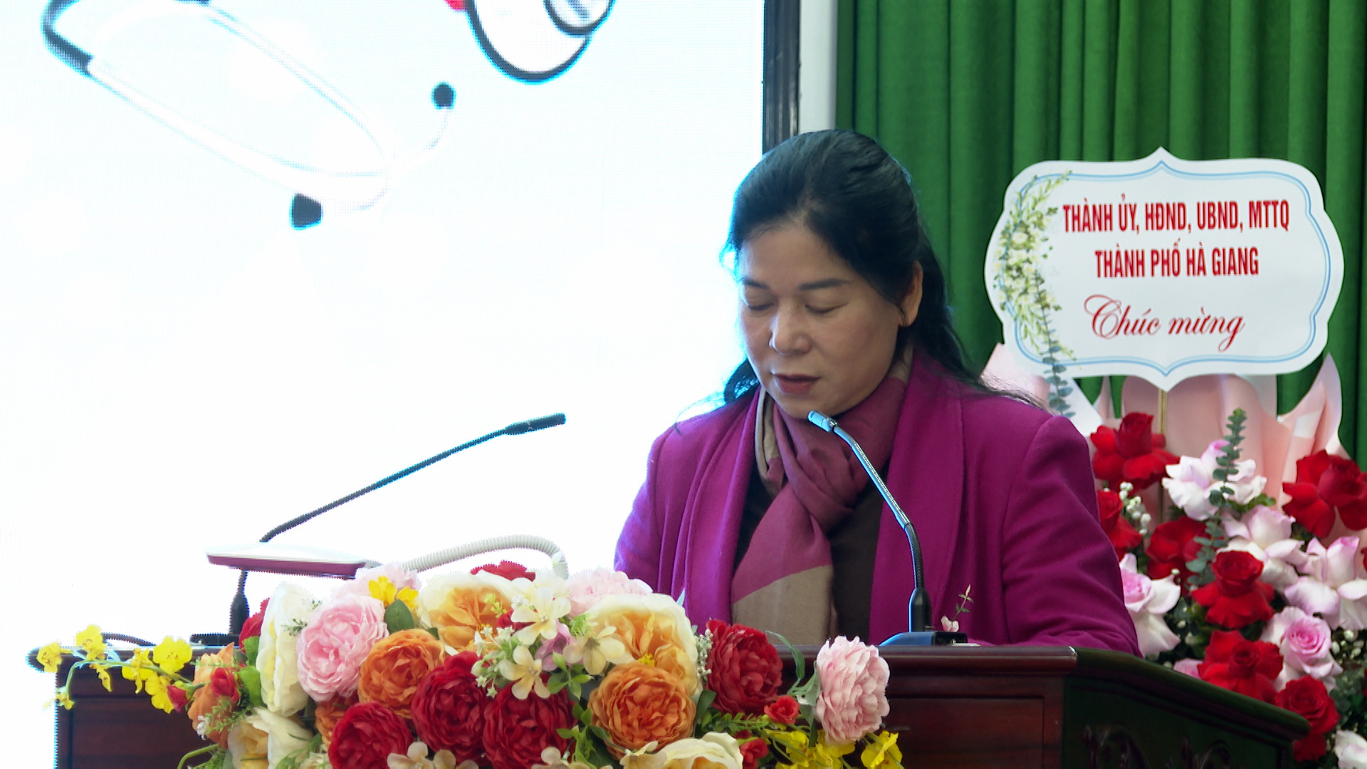 đồng chí Chúng Thị Chiên, Bí thư Thành ủy phát biểu chúc mưng