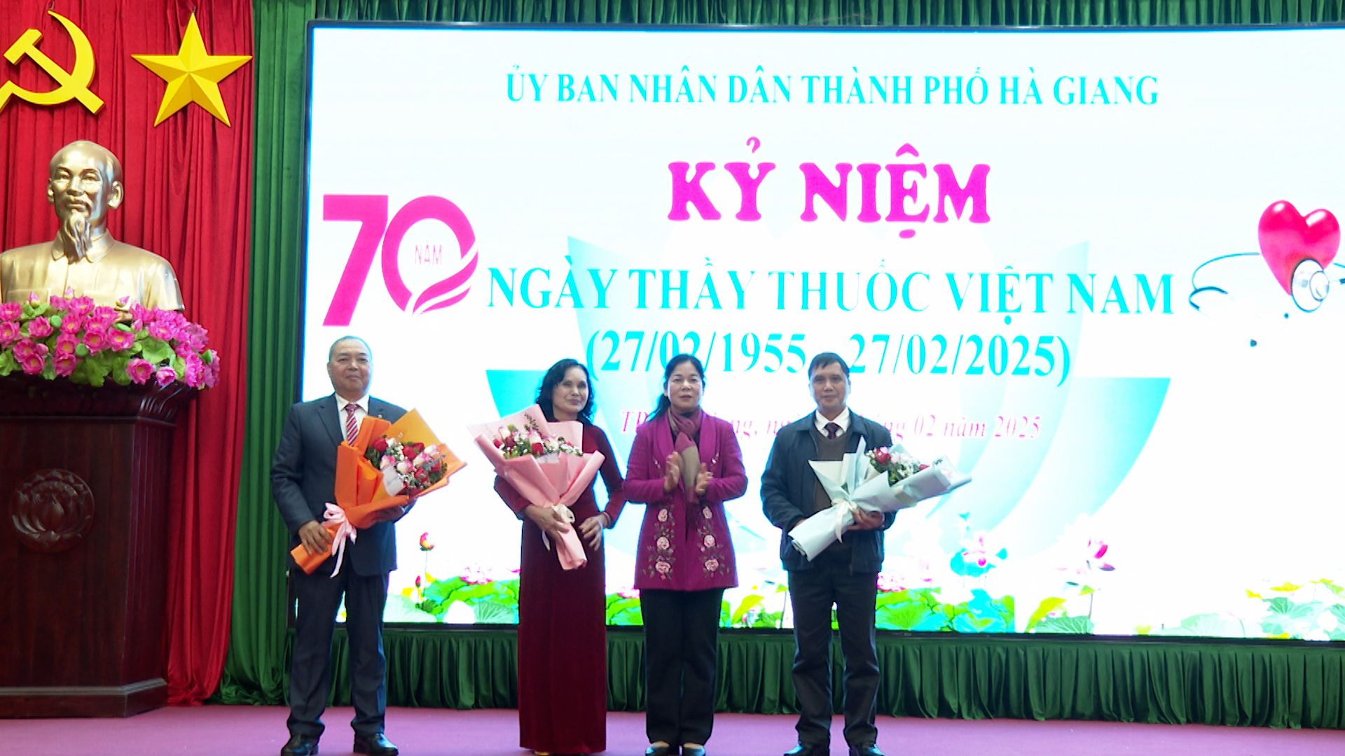 dc Chúng Thị Chiên, Bí thư thành ủy đã tặng hoa chúc mừng nguyên lãnh đạo TTYT