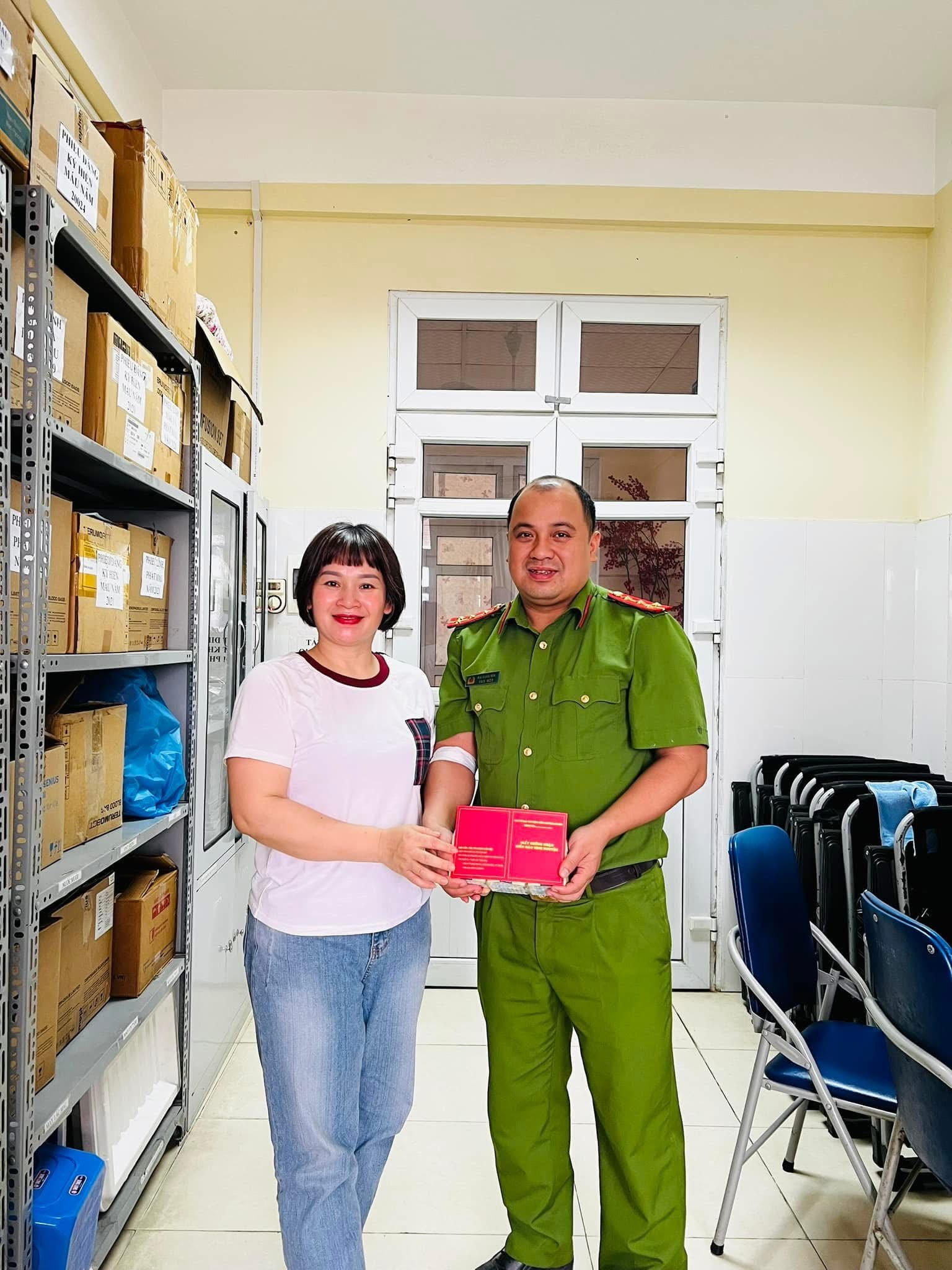 đồng chí hòa hiến máu tại bệnh viện đa khoa tỉnh