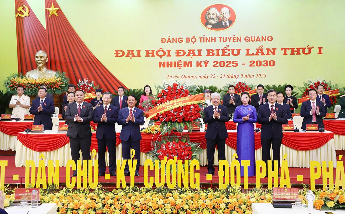 Đồng chí Đỗ Văn Chiến, Ủy viên Bộ Chính trị, Bí thư Trung ương Đảng, Chủ tịch Ủy ban Trung ương MTTQ Việt Nam tặng hoa chúc mừng Đại hội.