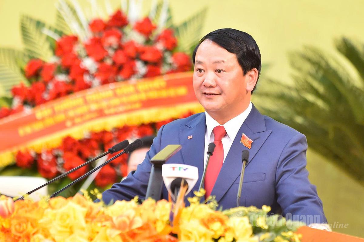 Đồng chí Hầu A Lềnh, Ủy viên BCH Trung ương Đảng, Bí thư Tỉnh ủy đọc diễn văn khai mạc.