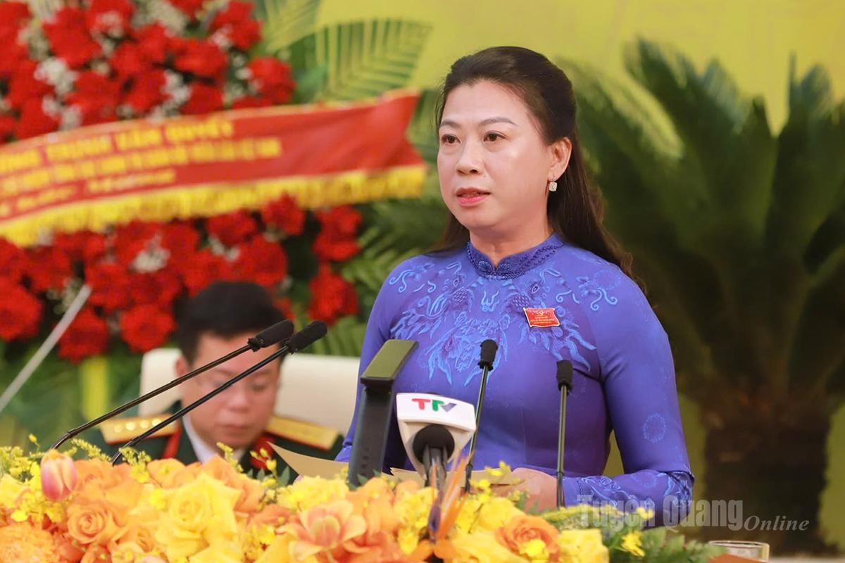 Đồng chí Lê Thị Kim Dung, Phó Bí thư Thường trực Tỉnh ủy trình bày Báo cáo kiểm điểm Ban Chấp hành Đảng bộ tỉnh, nhiệm kỳ 2020-2025.