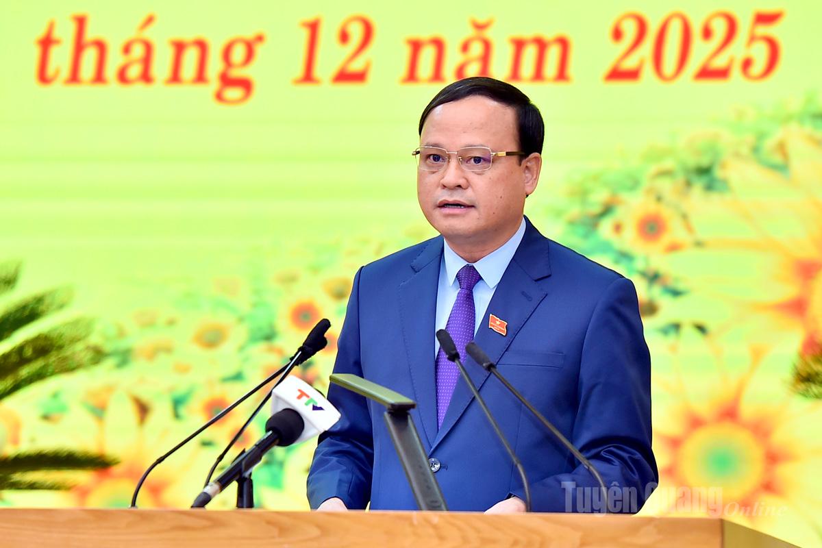 Đồng chí Nguyễn Mạnh Tuấn, Phó Chủ tịch Thường trực UBND tỉnh trình bày báo cáo phát triển kinh tế - xã hội năm 2025 tại kỳ họp.