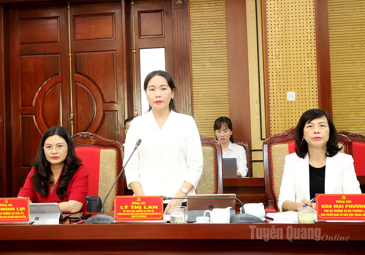 Đồng chí Nông Thị Bích Huệ, Ủy viên BTV Tỉnh ủy, Phó Bí thư Thường trực Đảng ủy UBND tỉnh thảo luận tại tổ 1.