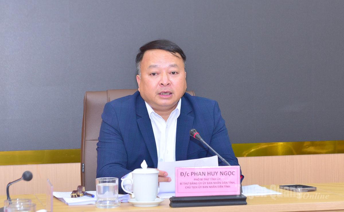 Đồng chí Phan Huy Ngọc, Phó Bí thư Tỉnh uỷ, Chủ tịch UBND tỉnh, Bí thư Đảng uỷ UBND tỉnh chủ trì cuộc họp.