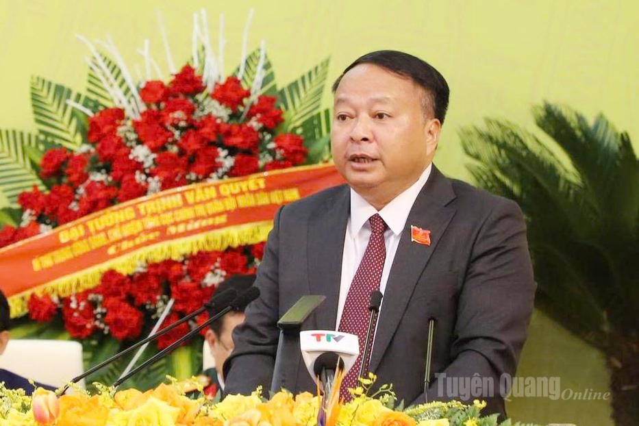 Đồng chí Phan Huy Ngọc, Phó Bí thư Tỉnh ủy, Chủ tịch UBND tỉnh trình bày Báo cáo chính trị.