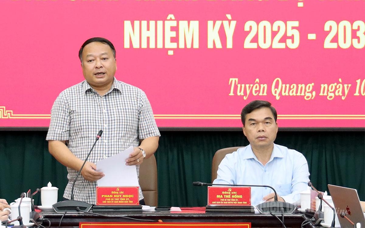 Đồng chí Phan Huy Ngọc, Phó Bí thư Tỉnh ủy, Chủ tịch UBND tỉnh phát biểu tại hội nghị.