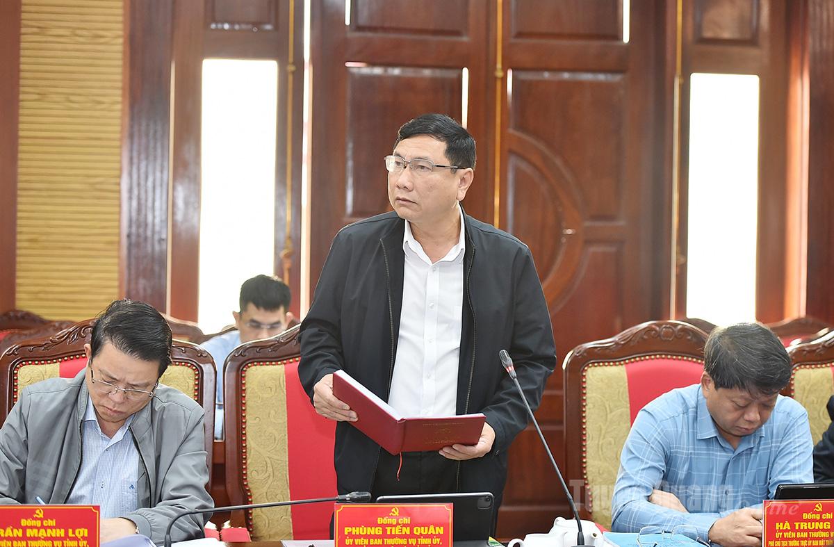 Đồng chí Phùng Tiến Quân, Trưởng Ban Nội chính Tỉnh ủy phát biểu tại hội nghị.