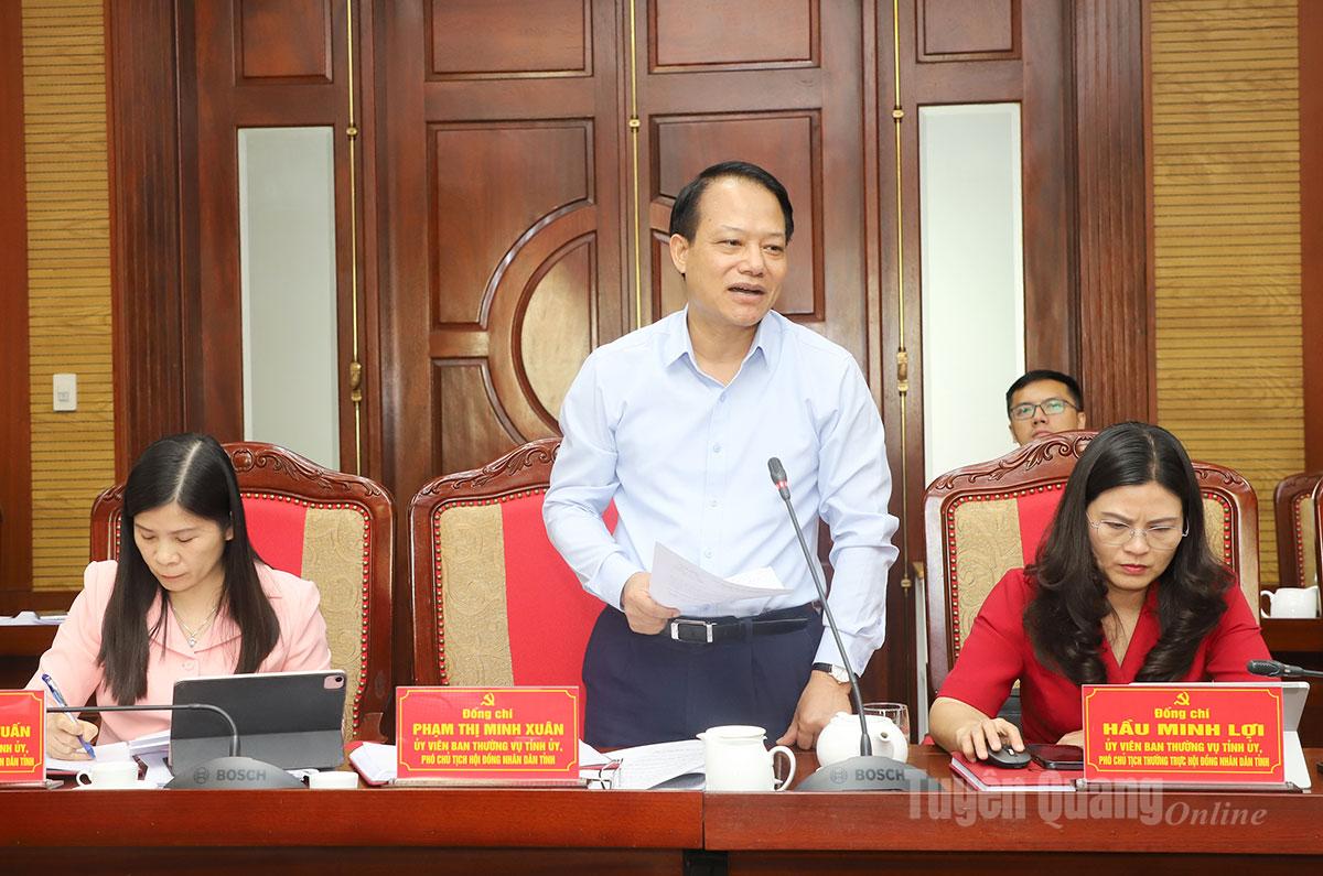 Đồng chí Vân Đình Thảo, Ủy viên BTV Tỉnh ủy, Giám đốc Sở Tài chính thảo luận tại tổ 1.