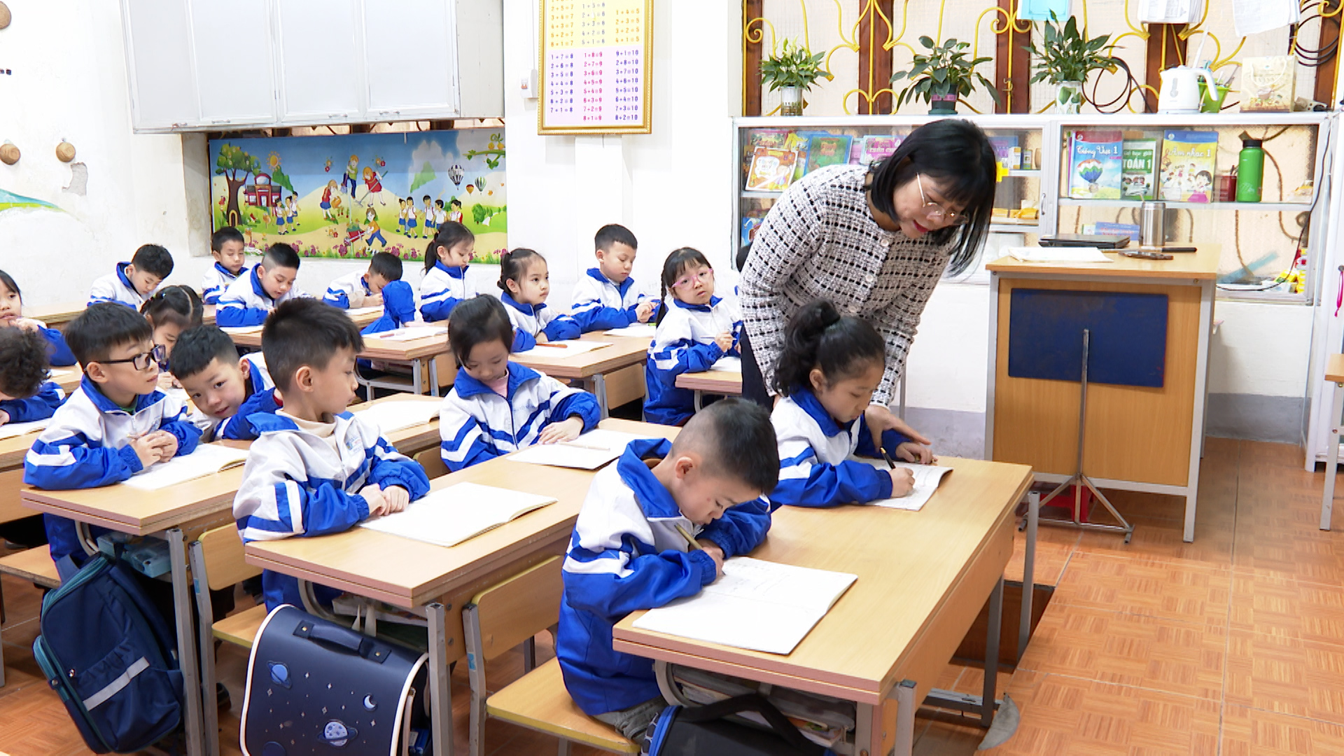 Giáo viên luôn tận tình chỉ bảo học sinh