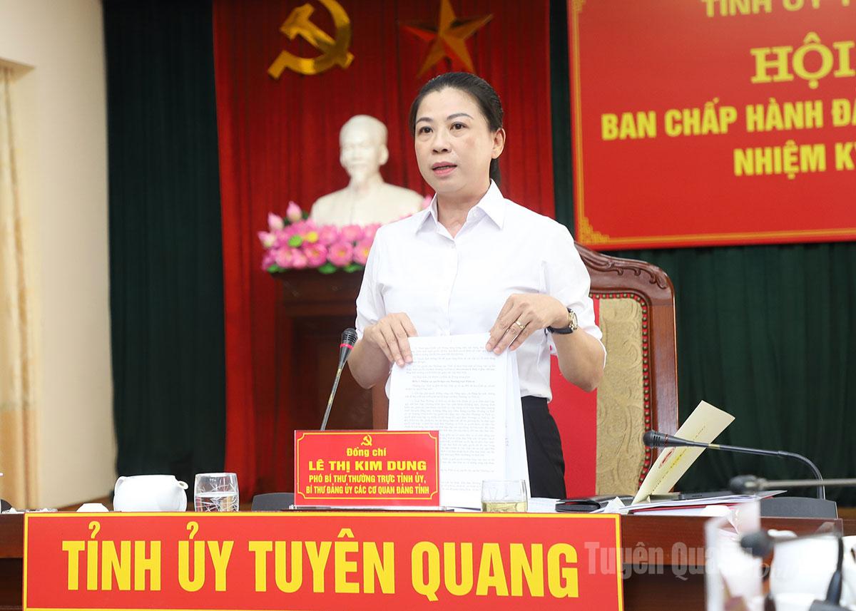 hó Bí thư Thường trực Tỉnh ủy Lê Thị Kim Dung chủ trì thảo luận tại tổ 1.