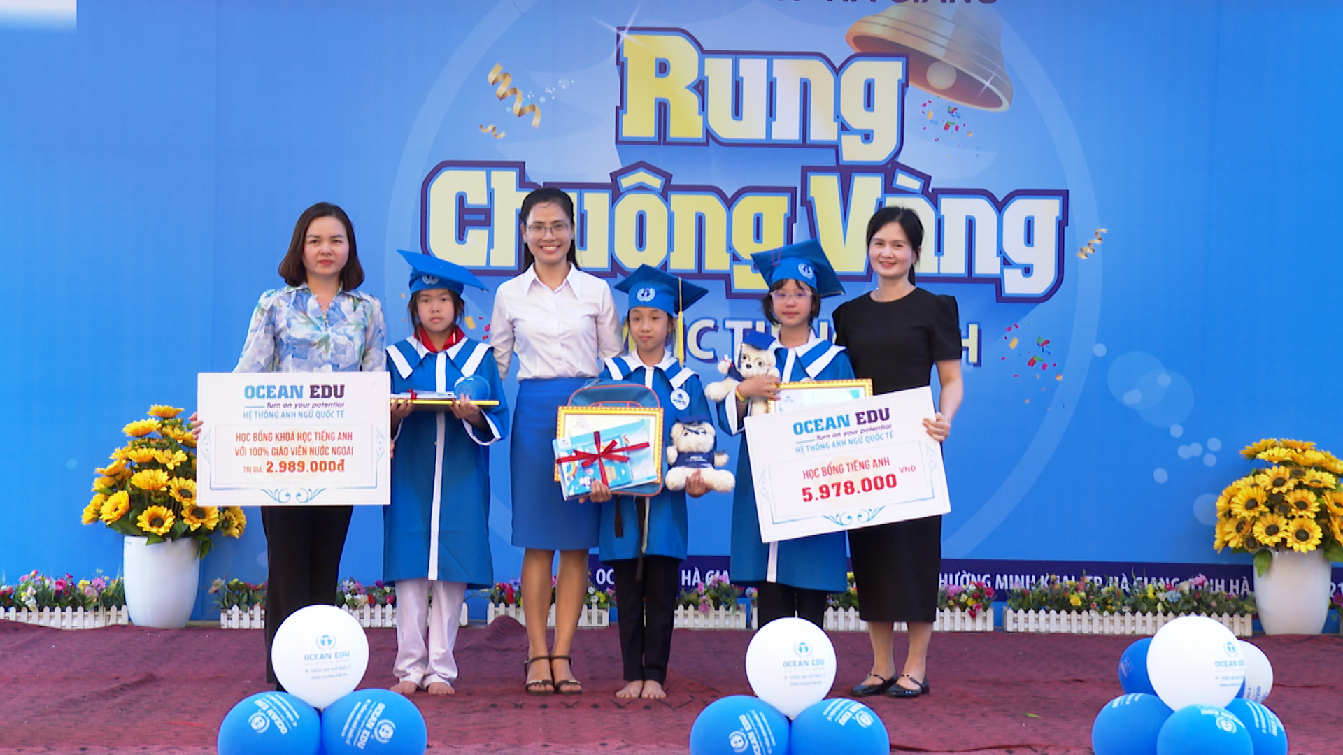 Lãnh đạo các trường trao giải cho các thí sinh đạt giải