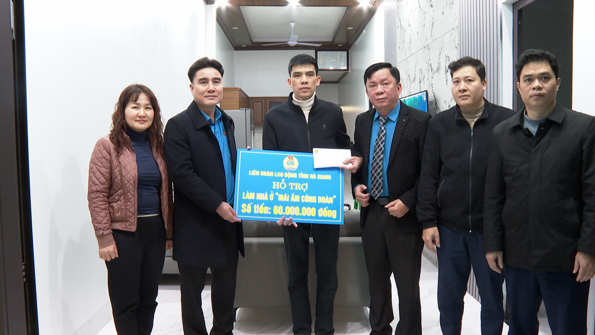 Lãnh đạo Liên đoàn Lao động tỉnh và thành phố trao nhà cho đoàn viên Lộc Xuân Tùng