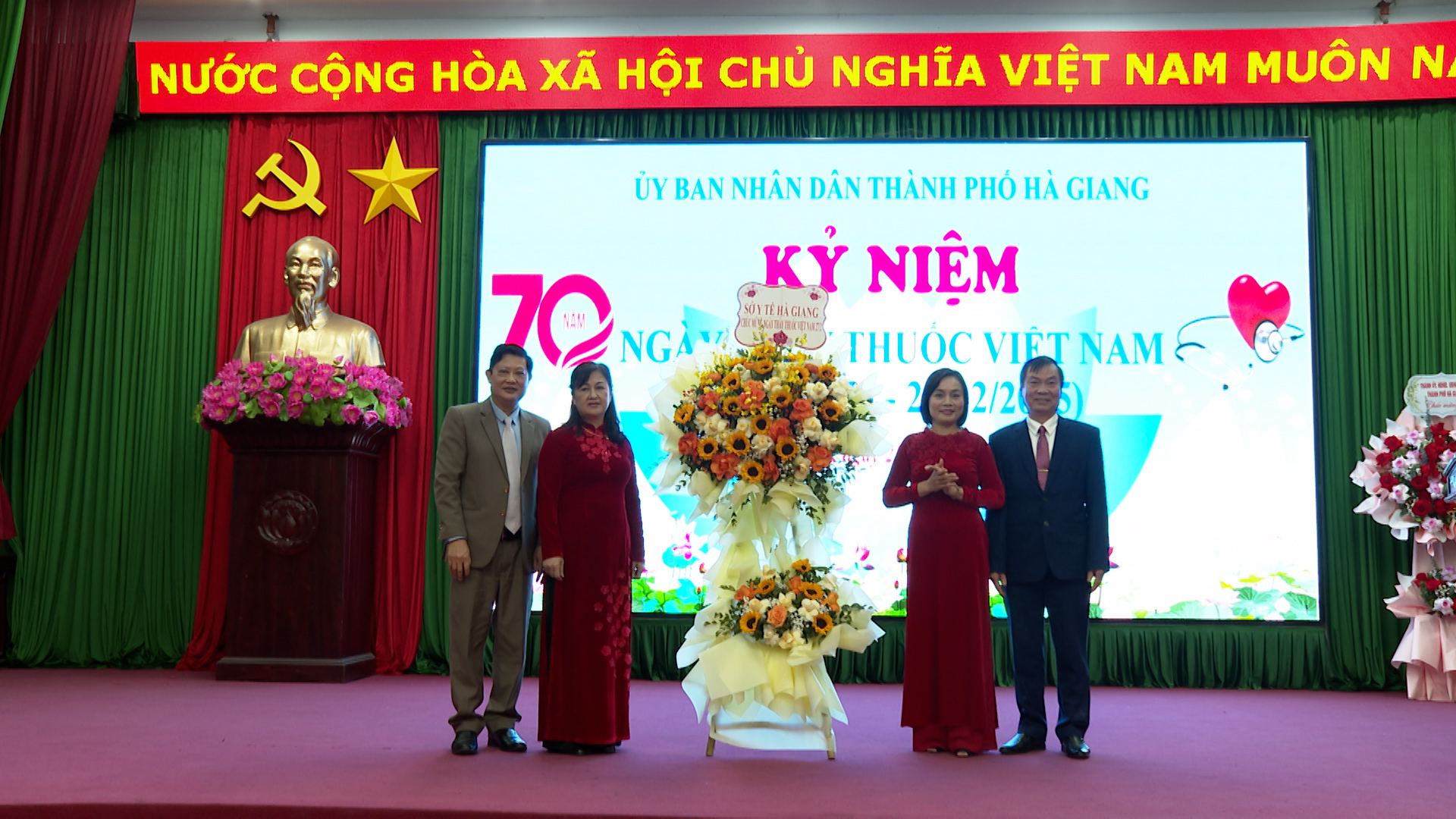 Lãnh đạo Sở y tế chúc mừng trung tâm y tế