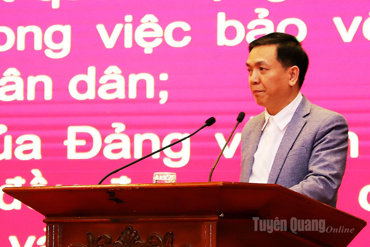 Lãnh đạo Sở Y tế quán triệt các văn bản tại hội nghị.