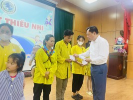 Lãnh đạo thành phố Hà Giang tặng quà các em thiếu nhi đang điều trị tại Bệnh viện đa khoa tỉnh Hà Giang