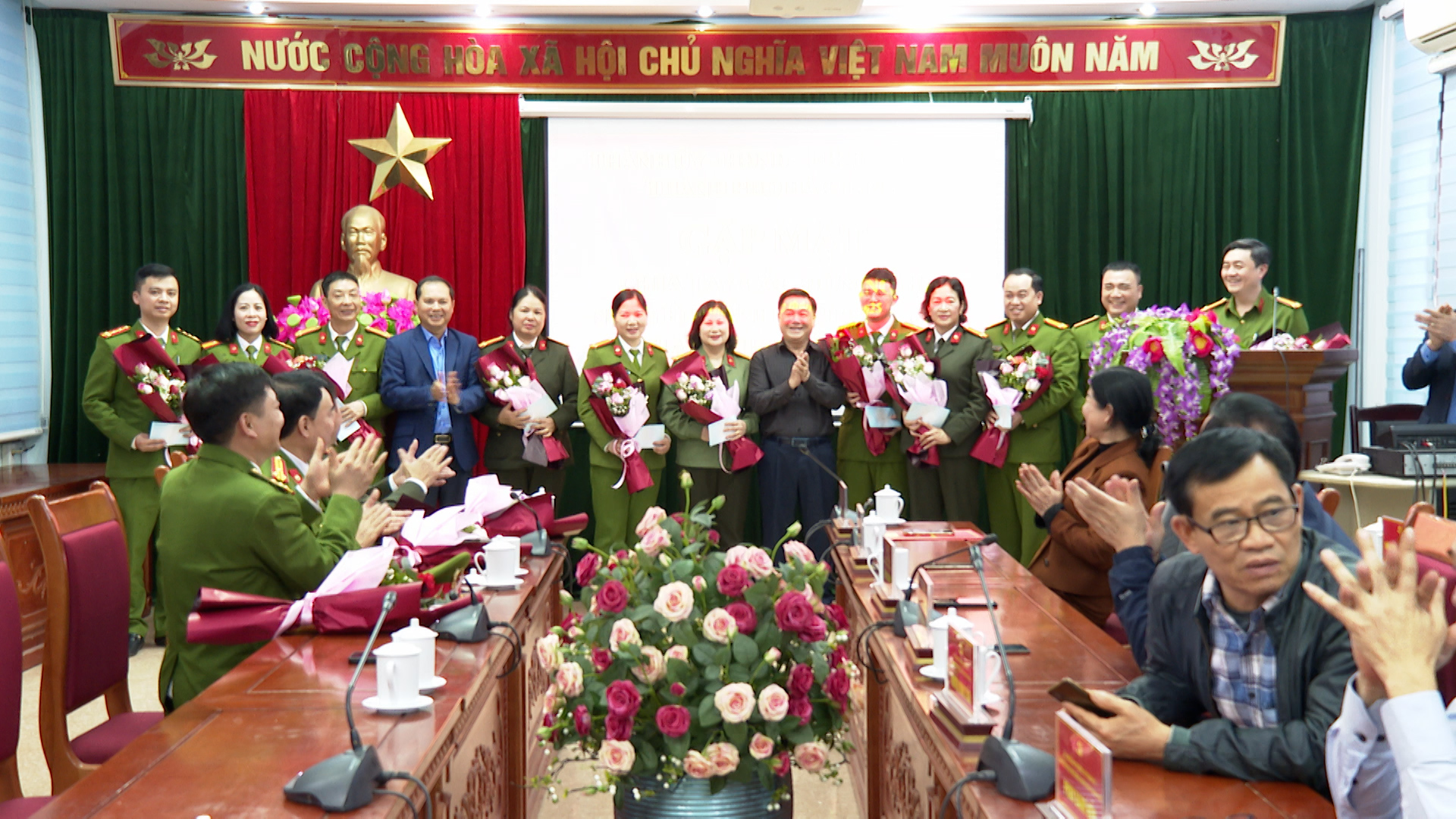 Lãnh đạo thành phố tặng hoa các đồng chí phòng, đội Công an thành phố