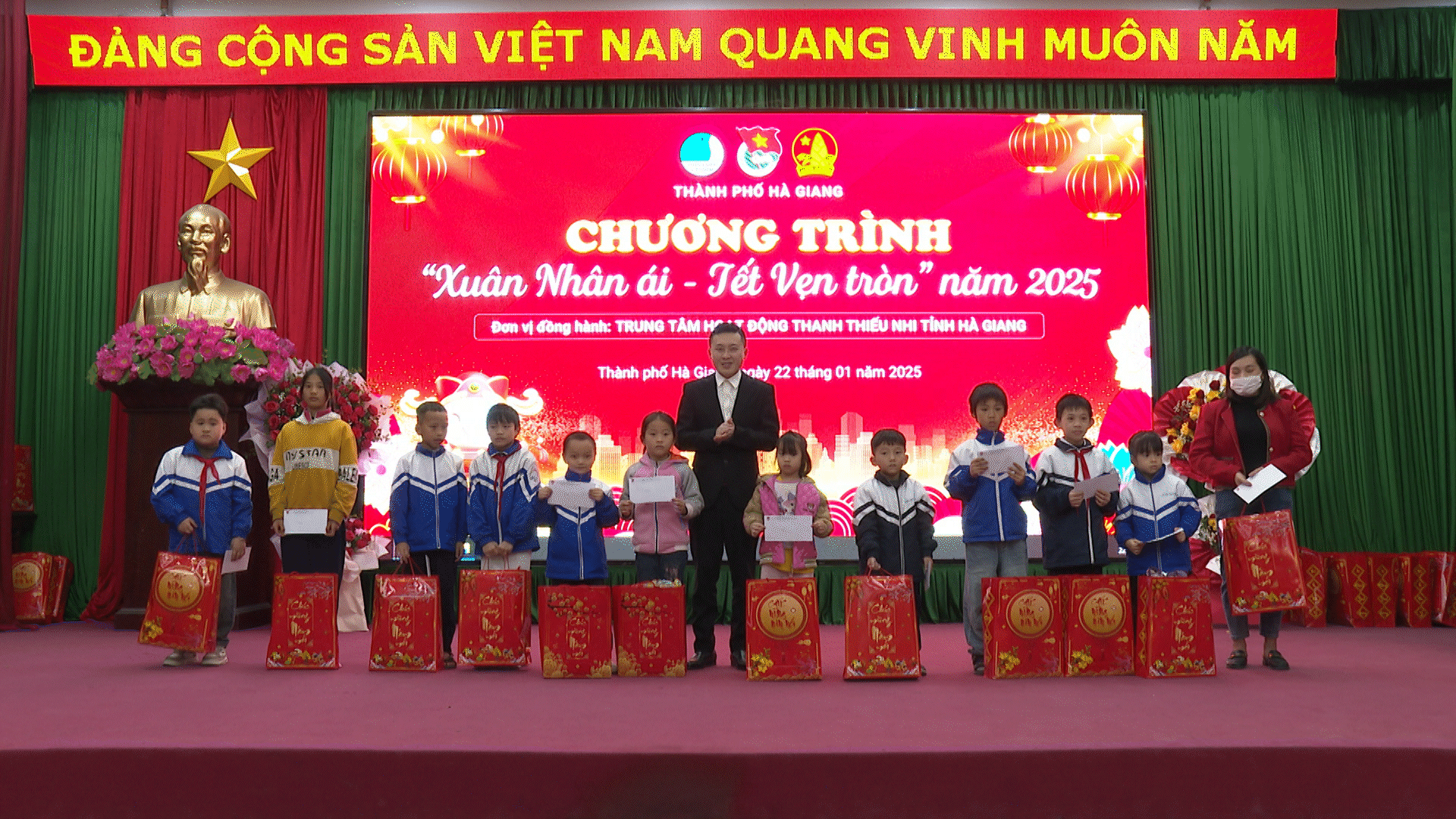 Lãnh đạo Tỉnh đoàn trao quà