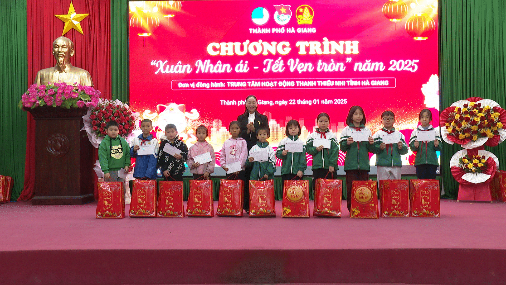 Lãnh đạo Trung tâm hoạt động thanh thiếu nhi trao quà